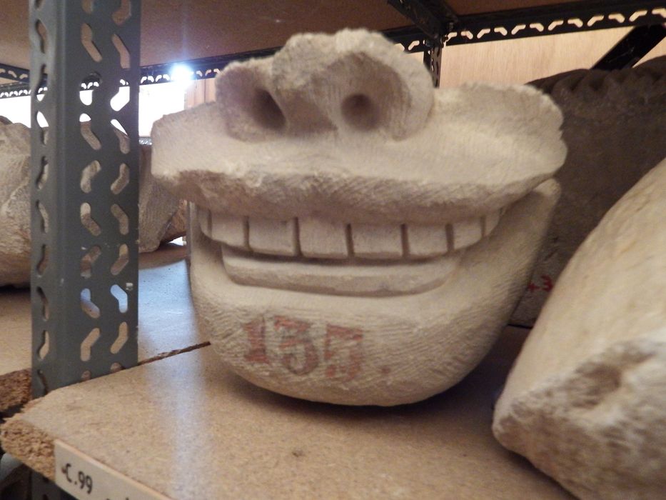 fragment sculpté : Tête de monstre (n°99) - © Ministère de la Culture (France), Conservation des antiquités et des objets d’art de l'Yonne – Tous droits réservés
