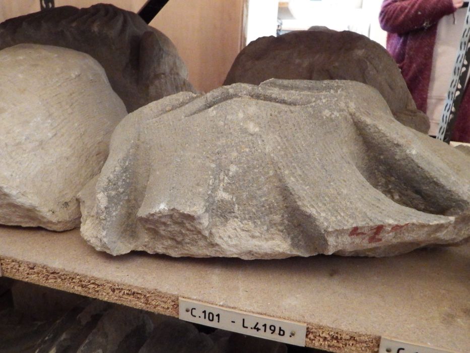 fragment sculpté : Tête de monstre (n°101) - © Ministère de la Culture (France), Conservation des antiquités et des objets d’art de l'Yonne – Tous droits réservés