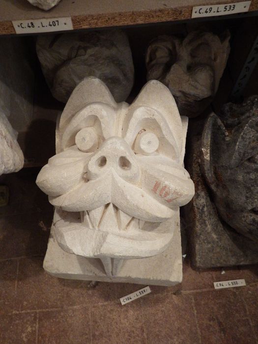modillon orné : Tête de monstre (n°104) - © Ministère de la Culture (France), Conservation des antiquités et des objets d’art de l'Yonne – Tous droits réservés