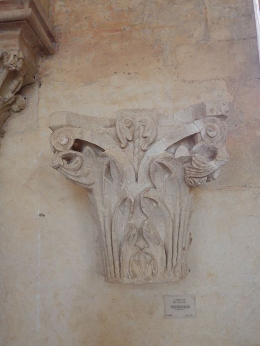 chapiteau : Décor à feuillages (n°106) - © Ministère de la Culture (France), Conservation des antiquités et des objets d’art de l'Yonne – Tous droits réservés