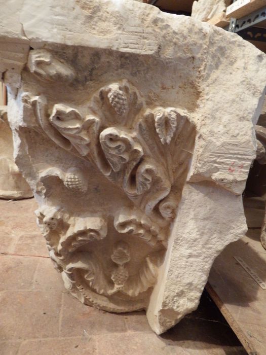 chapiteau : Décor végétal (n°107) - © Ministère de la Culture (France), Conservation des antiquités et des objets d’art de l'Yonne – Tous droits réservés