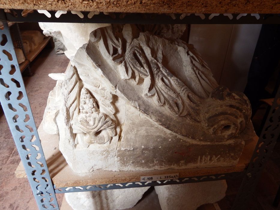fragment de chapiteau historié (n°108) - © Ministère de la Culture (France), Conservation des antiquités et des objets d’art de l'Yonne – Tous droits réservés