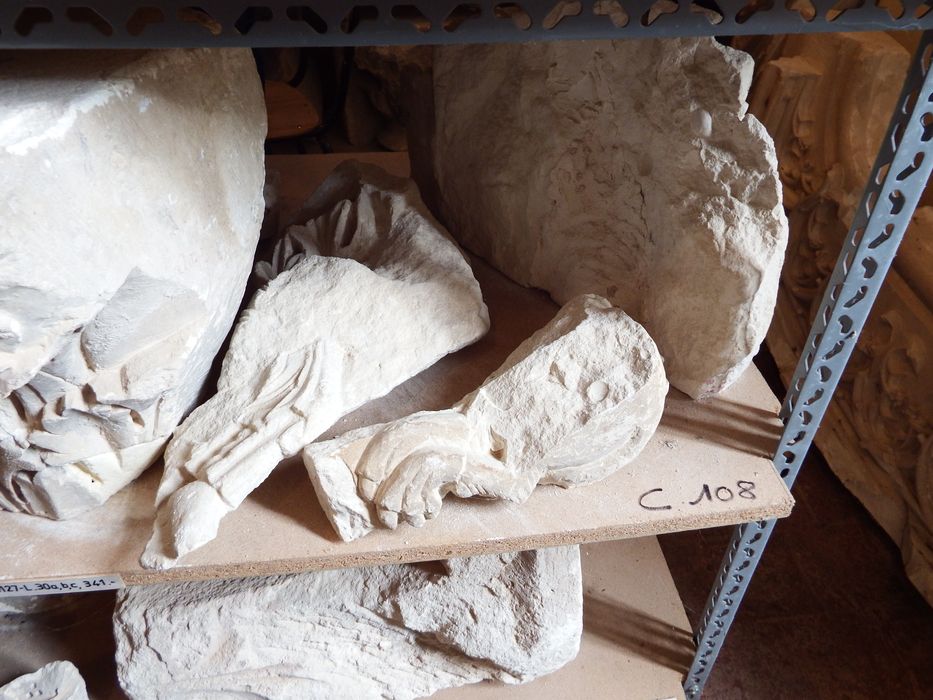 fragments de chapiteau historié (n°108) - © Ministère de la Culture (France), Conservation des antiquités et des objets d’art de l'Yonne – Tous droits réservés 