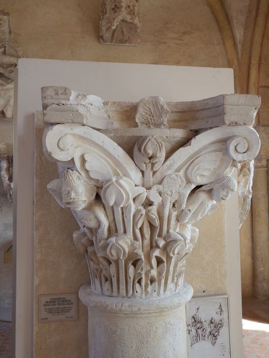 chapiteau : Homme et démon dans les feuillages (n°109) - © Ministère de la Culture (France), Conservation des antiquités et des objets d’art de l'Yonne – Tous droits réservés