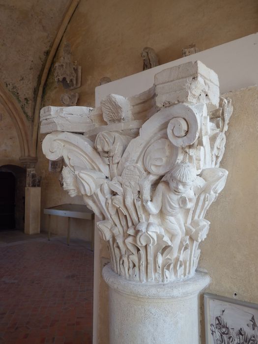 chapiteau : Homme et démon dans les feuillages (n°109) - © Ministère de la Culture (France), Conservation des antiquités et des objets d’art de l'Yonne – Tous droits réservés 