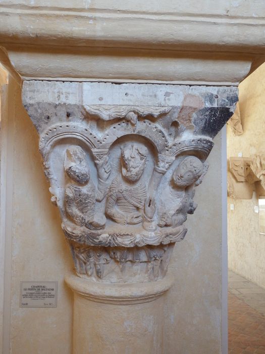 chapiteau historié : Le Festin de Balthasar (n°110) - © Ministère de la Culture (France), Conservation des antiquités et des objets d’art de l'Yonne – Tous droits réservés