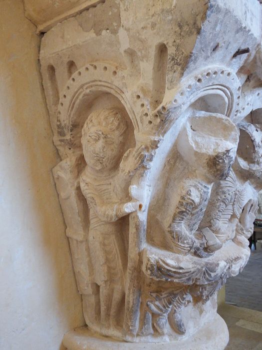 chapiteau historié : Le Festin de Balthasar (n°110) - © Ministère de la Culture (France), Conservation des antiquités et des objets d’art de l'Yonne – Tous droits réservés 