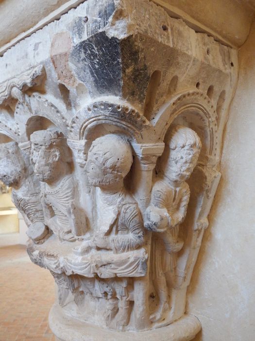 chapiteau historié : Le Festin de Balthasar (n°110) - © Ministère de la Culture (France), Conservation des antiquités et des objets d’art de l'Yonne – Tous droits réservés 