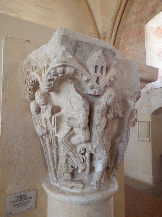 chapiteau historié : Pharaon et les sages-femmes (n°111) - © Ministère de la Culture (France), Conservation des antiquités et des objets d’art de l'Yonne – Tous droits réservés