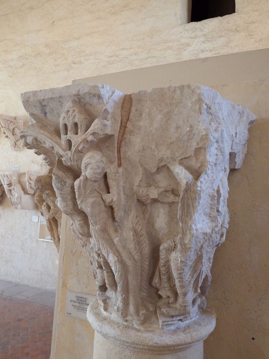chapiteau historié : Pharaon et les sages-femmes (n°111) - © Ministère de la Culture (France), Conservation des antiquités et des objets d’art de l'Yonne – Tous droits réservés 