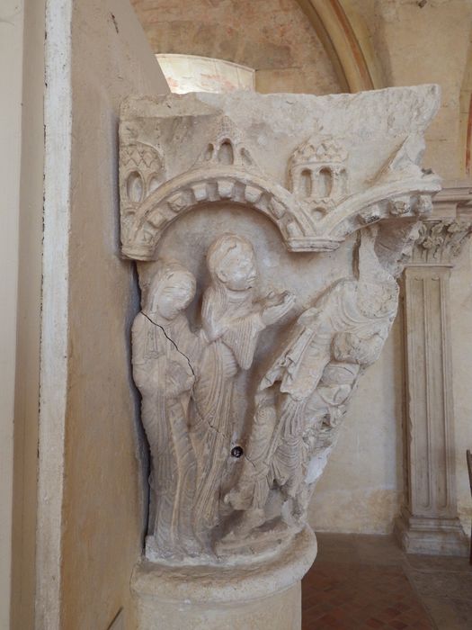 chapiteau historié : Pharaon et les sages-femmes (n°111) - © Ministère de la Culture (France), Conservation des antiquités et des objets d’art de l'Yonne – Tous droits réservés 
