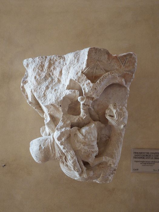 fragment de chapiteau historié : Saint Georges terrassant le dragon (n°115) - © Ministère de la Culture (France), Conservation des antiquités et des objets d’art de l'Yonne – Tous droits réservés