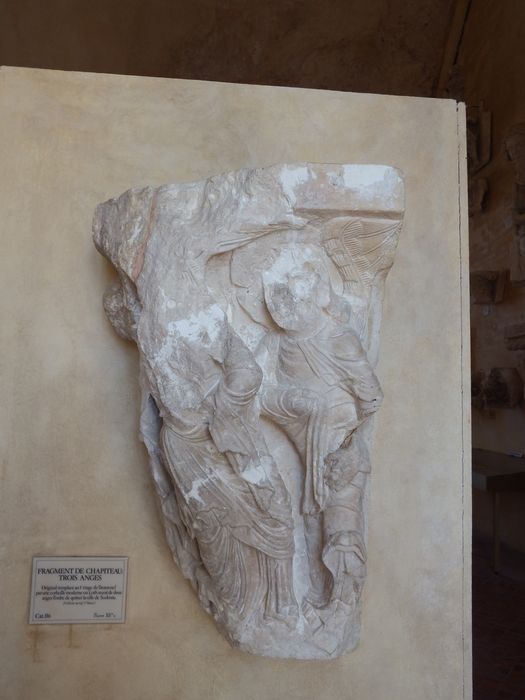 fragment de chapiteau : Anges (n°116) - © Ministère de la Culture (France), Conservation des antiquités et des objets d’art de l'Yonne – Tous droits réservés