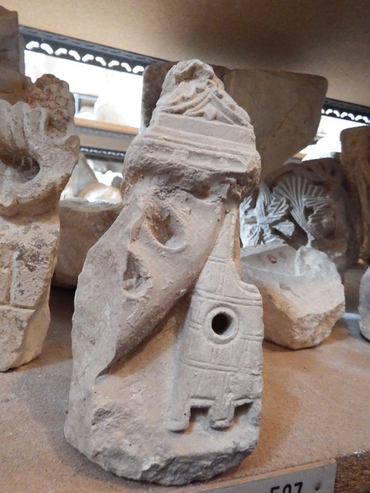 fragment d'arcade reposant sur un petit chapiteau (n°117) - © Ministère de la Culture (France), Conservation des antiquités et des objets d’art de l'Yonne – Tous droits réservés