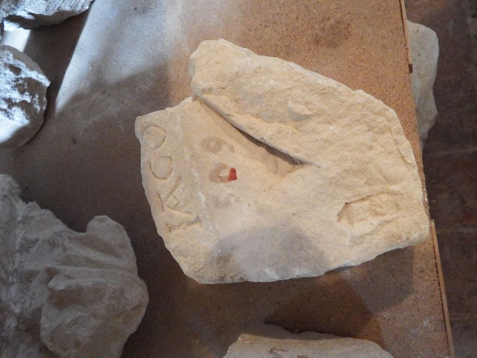fragment de chapiteau (n°118) - © Ministère de la Culture (France), Conservation des antiquités et des objets d’art de l'Yonne – Tous droits réservés