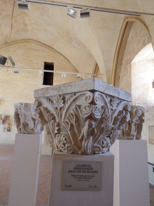 chapiteau : Décor de feuillages et personnages (n°119) - © Ministère de la Culture (France), Conservation des antiquités et des objets d’art de l'Yonne – Tous droits réservés