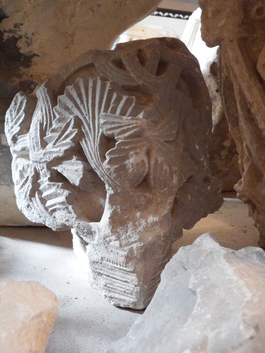 chapiteau historié : Décor de rinceaux sortant de têtes de monstres (n°120) - © Ministère de la Culture (France), Conservation des antiquités et des objets d’art de l'Yonne – Tous droits réservés