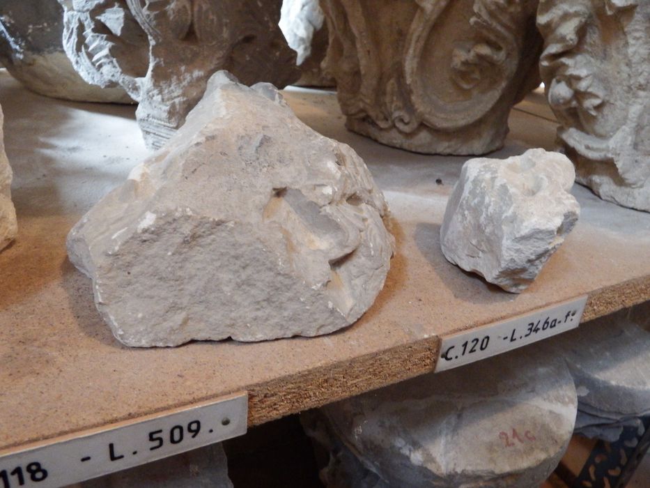 chapiteau historié (fragment) : Décor de rinceaux sortant de têtes de monstres (n°120) - © Ministère de la Culture (France), Conservation des antiquités et des objets d’art de l'Yonne – Tous droits réservés 