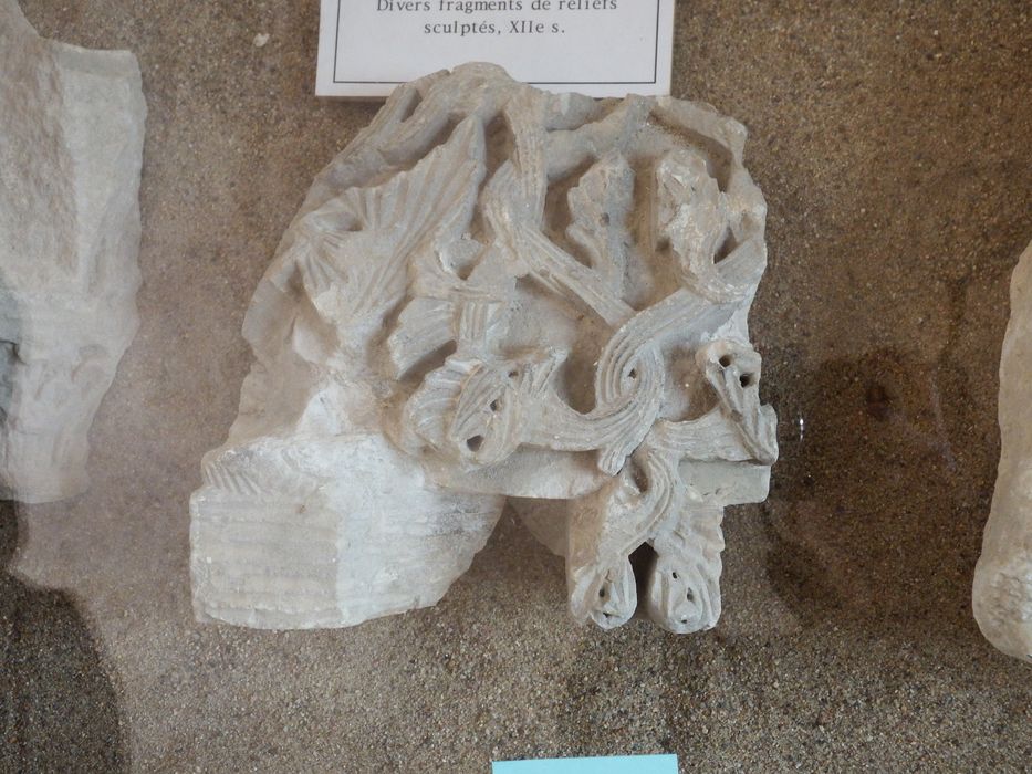 chapiteau historié (fragment) : Décor de rinceaux sortant de têtes de monstres (n°120) - © Ministère de la Culture (France), Conservation des antiquités et des objets d’art de l'Yonne – Tous droits réservés 