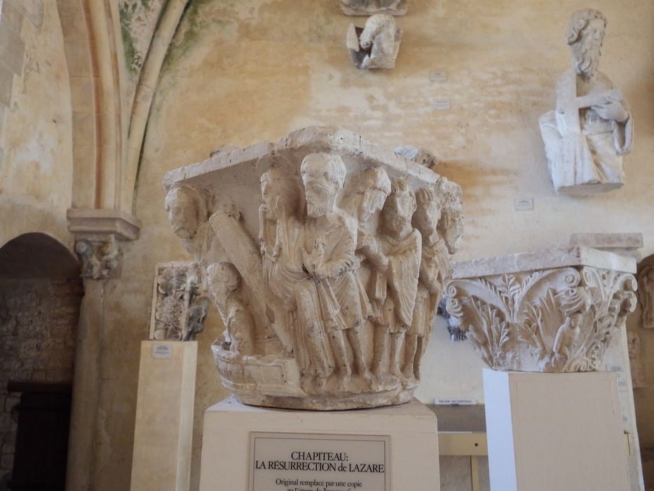 chapiteau historié : La Résurrection de Lazare (n°121) - © Ministère de la Culture (France), Conservation des antiquités et des objets d’art de l'Yonne – Tous droits réservés