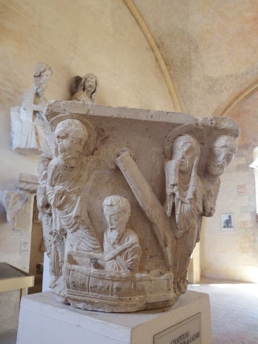 chapiteau historié : La Résurrection de Lazare (n°121) - © Ministère de la Culture (France), Conservation des antiquités et des objets d’art de l'Yonne – Tous droits réservés 