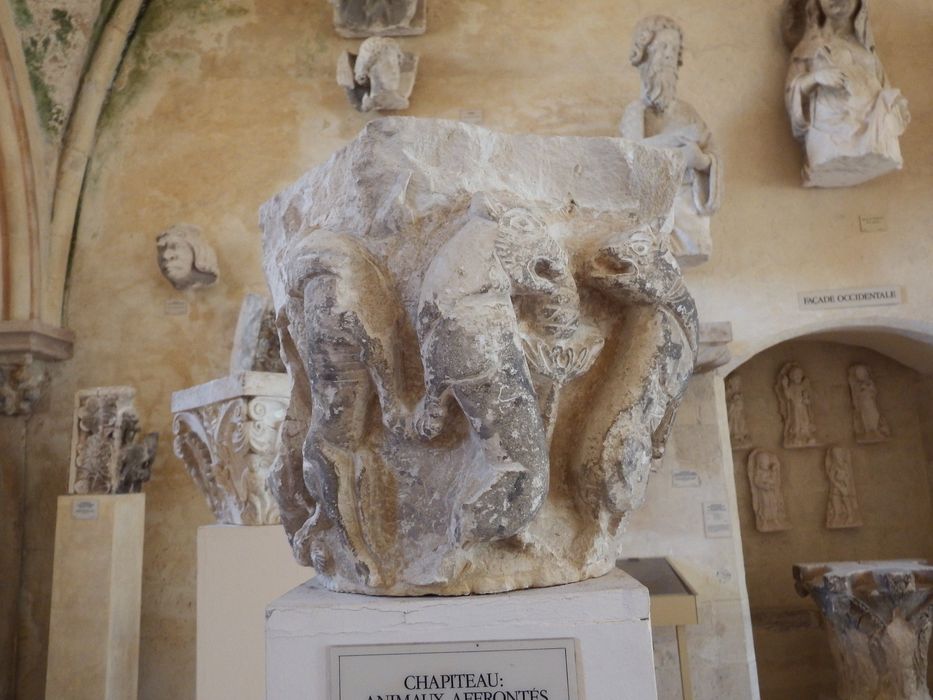 chapiteau : Décor d'animaux affrontés (n°122) - © Ministère de la Culture (France), Conservation des antiquités et des objets d’art de l'Yonne – Tous droits réservés