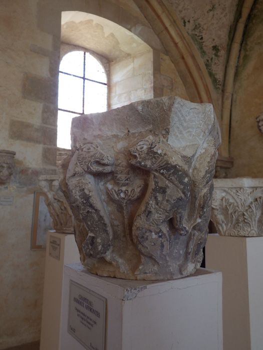 chapiteau : Décor d'animaux affrontés (n°122) - © Ministère de la Culture (France), Conservation des antiquités et des objets d’art de l'Yonne – Tous droits réservés 