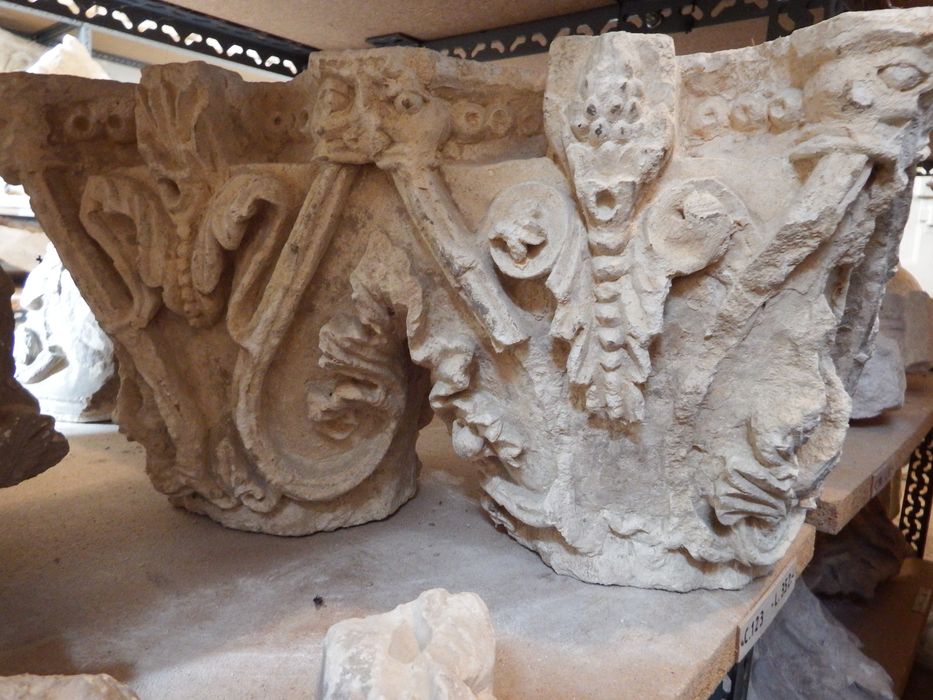 chapiteau double : Décor de rinceaux sortant de la gueule de monstres (n°123) - © Ministère de la Culture (France), Conservation des antiquités et des objets d’art de l'Yonne – Tous droits réservés
