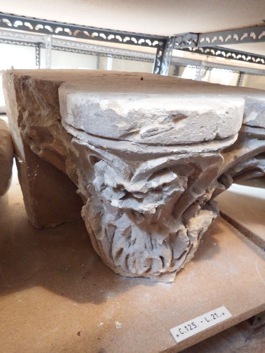 chapiteau : Décor d'acanthes (n°125) - © Ministère de la Culture (France), Conservation des antiquités et des objets d’art de l'Yonne – Tous droits réservés