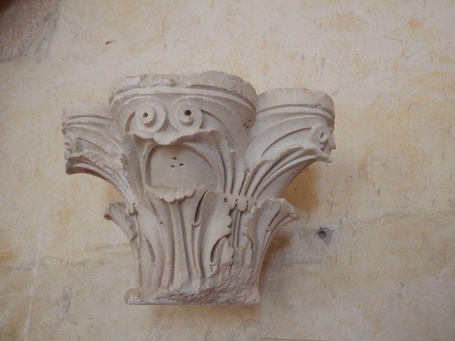 chapiteau : Décor d'acanthes (n°126) - © Ministère de la Culture (France), Conservation des antiquités et des objets d’art de l'Yonne – Tous droits réservés