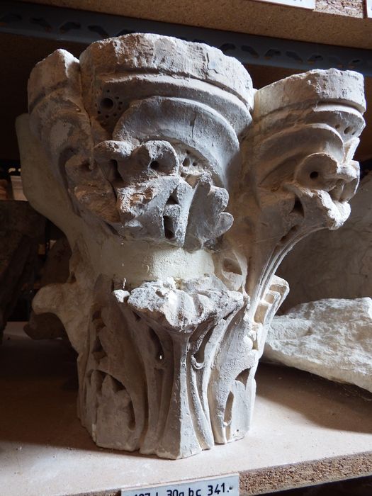 fragment de chapiteau : Décor d'acanthes (n°127) - © Ministère de la Culture (France), Conservation des antiquités et des objets d’art de l'Yonne – Tous droits réservés