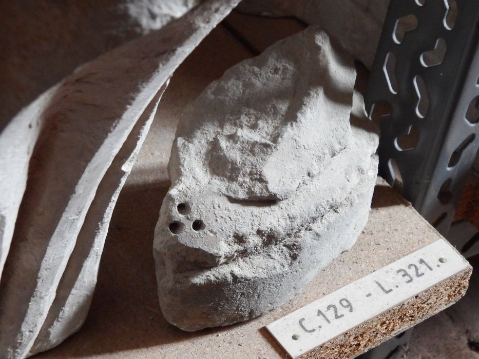 fragment de chapiteau (n°129) - © Ministère de la Culture (France), Conservation des antiquités et des objets d’art de l'Yonne – Tous droits réservés