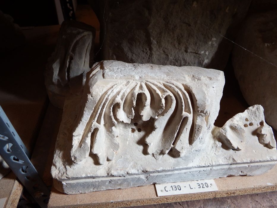 fragment d'imposte : Décor d'acanthes (n°130) - © Ministère de la Culture (France), Conservation des antiquités et des objets d’art de l'Yonne – Tous droits réservés