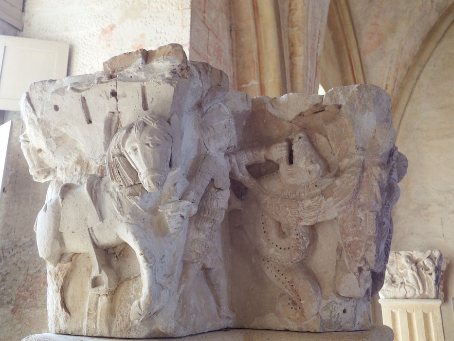 chapiteau (n°131) - © Ministère de la Culture (France), Conservation des antiquités et des objets d’art de l'Yonne – Tous droits réservés