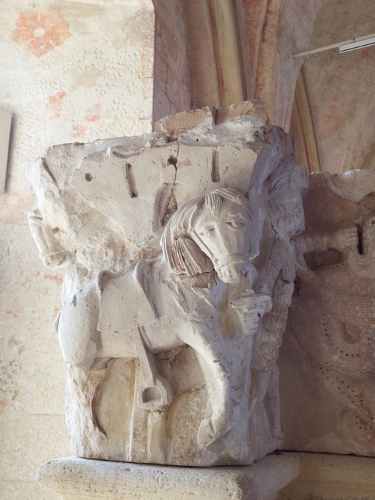 chapiteau (n°131) - © Ministère de la Culture (France), Conservation des antiquités et des objets d’art de l'Yonne – Tous droits réservés 
