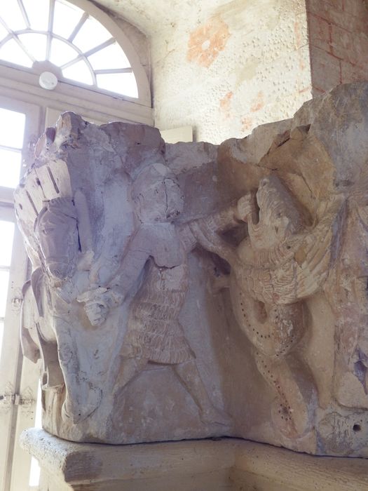 chapiteau (n°131) - © Ministère de la Culture (France), Conservation des antiquités et des objets d’art de l'Yonne – Tous droits réservés 