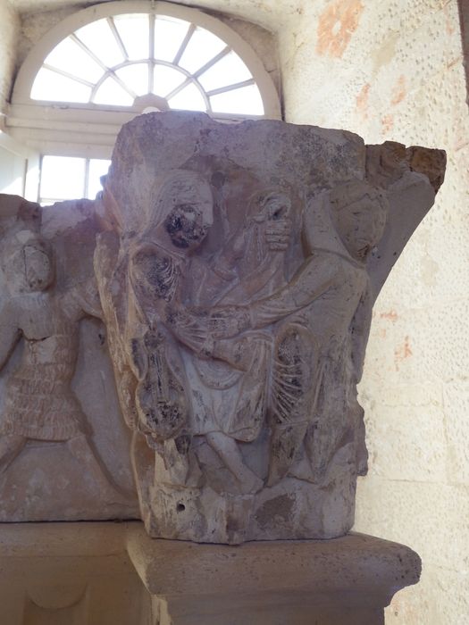 chapiteau (n°131) - © Ministère de la Culture (France), Conservation des antiquités et des objets d’art de l'Yonne – Tous droits réservés 