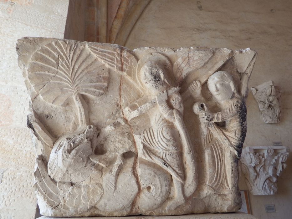 chapiteau historié : Le Combat des anges (n°132) - © Ministère de la Culture (France), Conservation des antiquités et des objets d’art de l'Yonne – Tous droits réservés