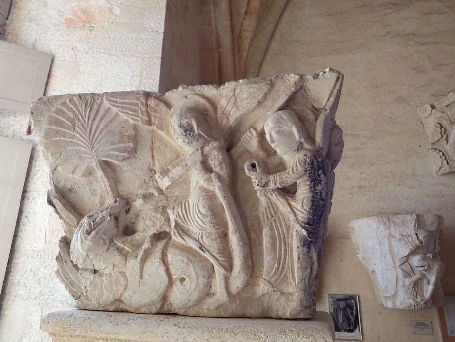 chapiteau historié : Le Combat des anges (n°132) - © Ministère de la Culture (France), Conservation des antiquités et des objets d’art de l'Yonne – Tous droits réservés 