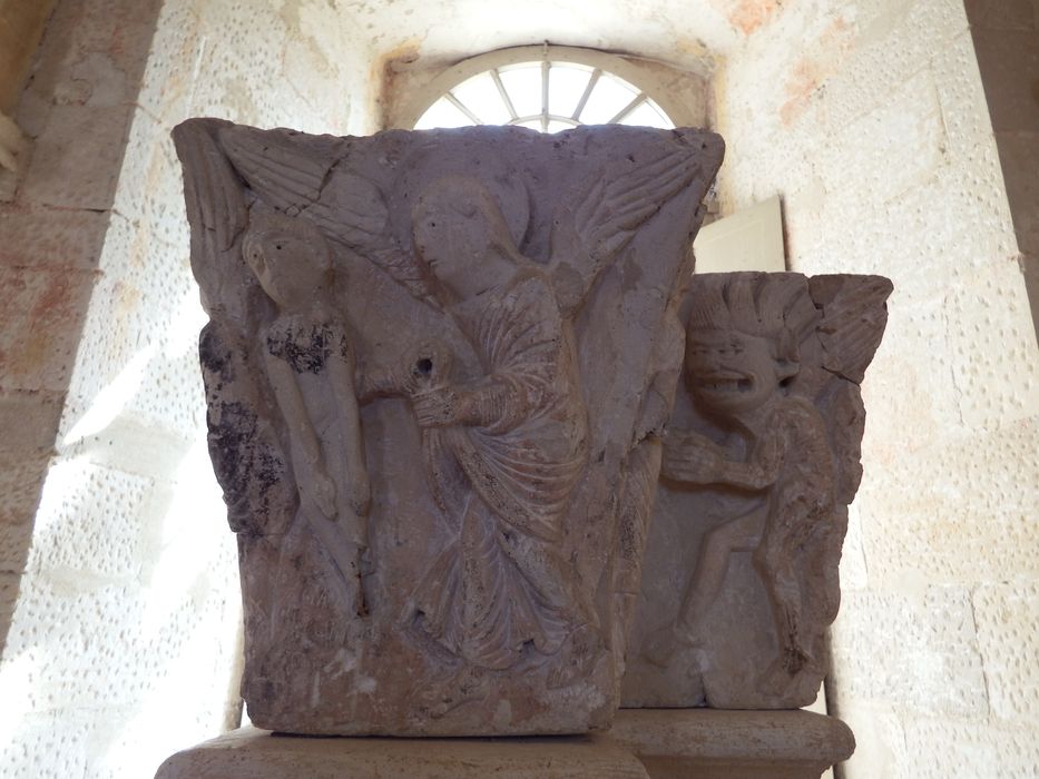 chapiteau historié : Le Combat des anges (n°132) - © Ministère de la Culture (France), Conservation des antiquités et des objets d’art de l'Yonne – Tous droits réservés 