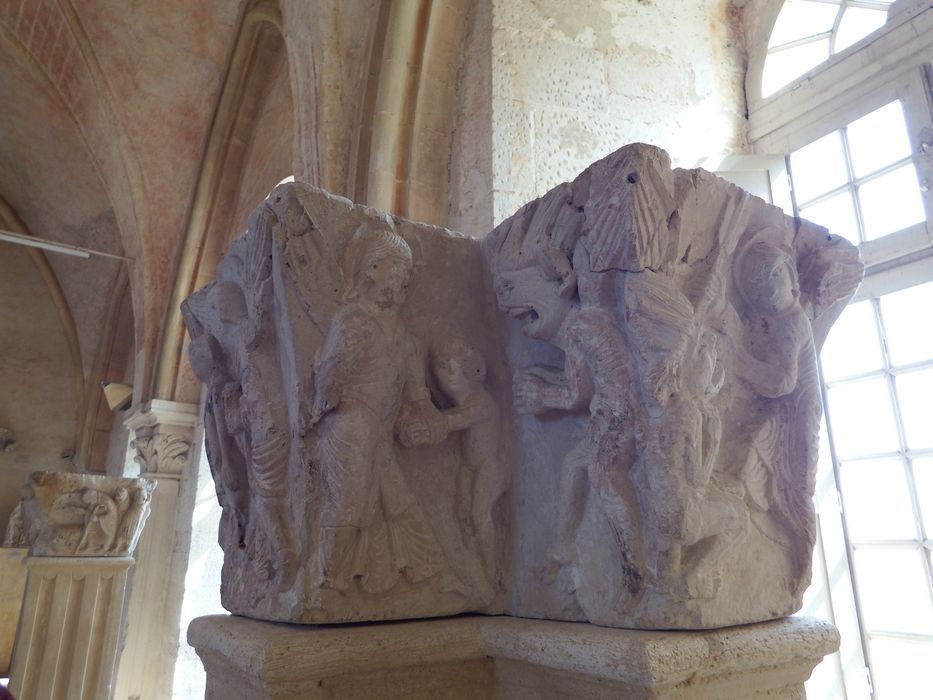 chapiteau historié : Le Combat des anges (n°132) - © Ministère de la Culture (France), Conservation des antiquités et des objets d’art de l'Yonne – Tous droits réservés 