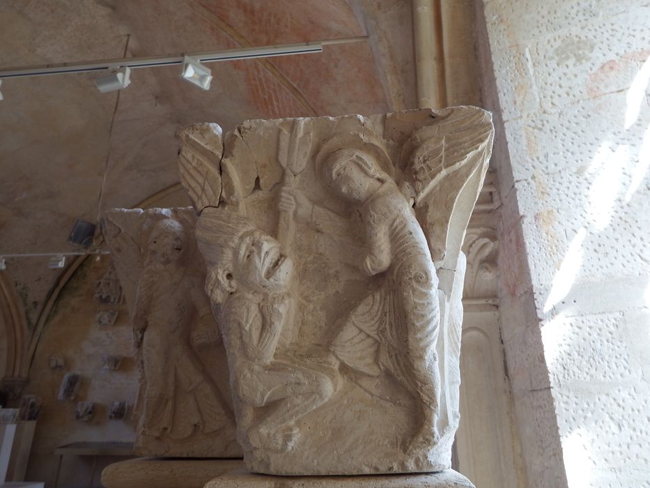 chapiteau historié : Le Combat des anges (n°132) - © Ministère de la Culture (France), Conservation des antiquités et des objets d’art de l'Yonne – Tous droits réservés 