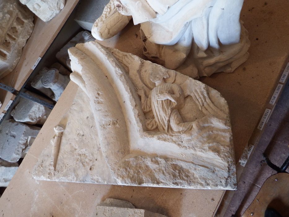 fragment de tympan trilobé (n°136) - © Ministère de la Culture (France), Conservation des antiquités et des objets d’art de l'Yonne – Tous droits réservés