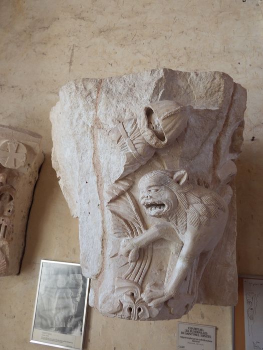 chapiteau historié : Les Funérailles de Saint Paul-Ermite (n°137) - © Ministère de la Culture (France), Conservation des antiquités et des objets d’art de l'Yonne – Tous droits réservés