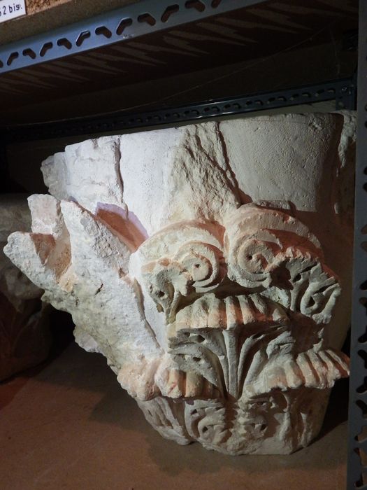 chapiteau : Décor d'acanthes (n°139) - © Ministère de la Culture (France), Conservation des antiquités et des objets d’art de l'Yonne – Tous droits réservés