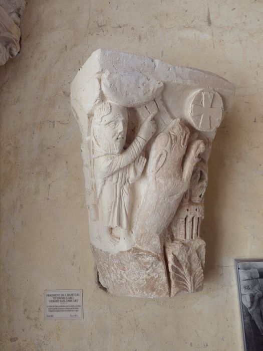 fragment de chapiteau historié (n°140) - © Ministère de la Culture (France), Conservation des antiquités et des objets d’art de l'Yonne – Tous droits réservés