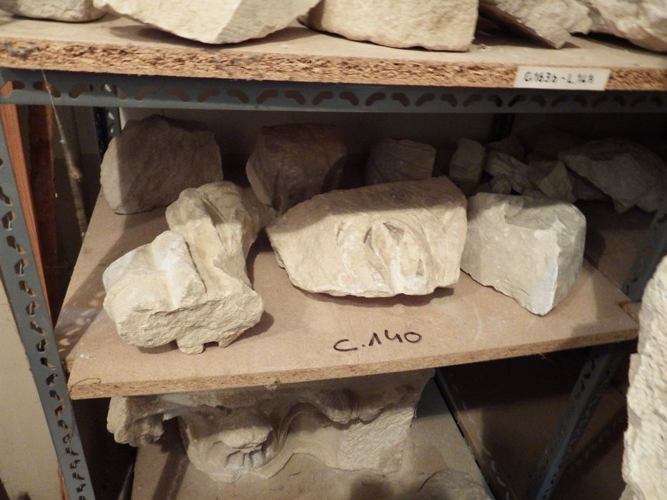 fragments de chapiteau historié (n°140) - © Ministère de la Culture (France), Conservation des antiquités et des objets d’art de l'Yonne – Tous droits réservés 