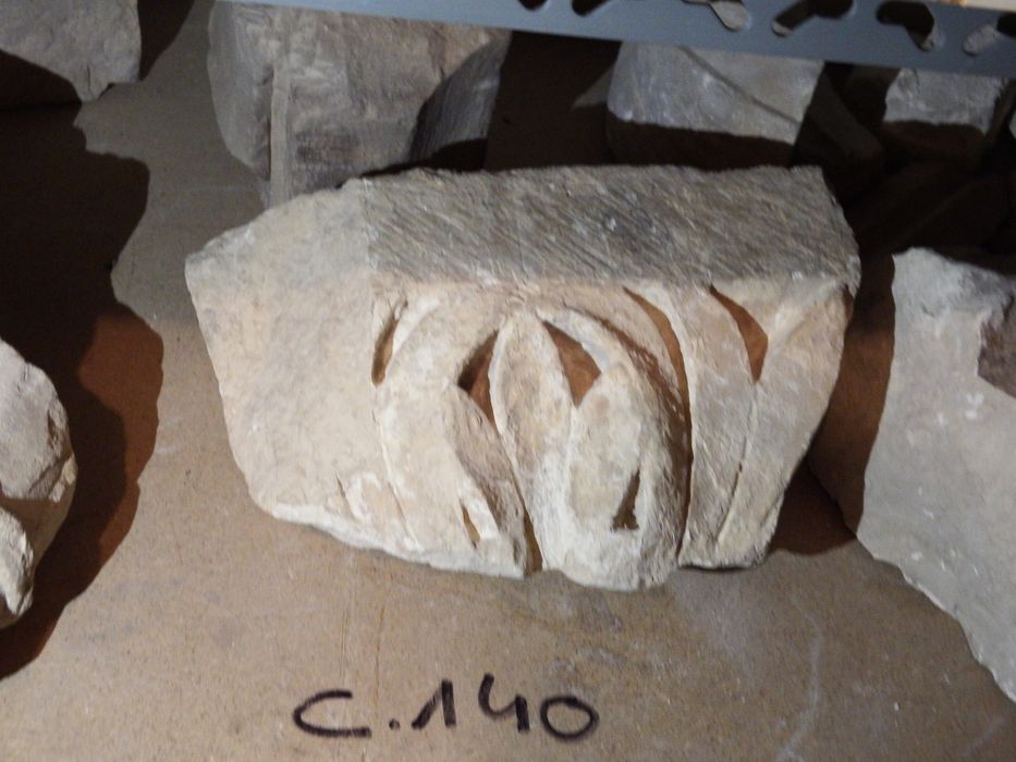 fragment de chapiteau historié (n°140) - © Ministère de la Culture (France), Conservation des antiquités et des objets d’art de l'Yonne – Tous droits réservés 