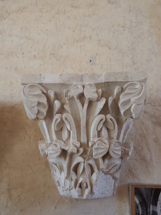 chapiteau : Décor de feuillages (n°142) - © Ministère de la Culture (France), Conservation des antiquités et des objets d’art de l'Yonne – Tous droits réservés
