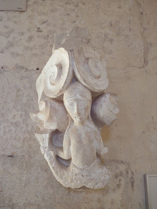 fragment de chapiteau : Sirène (n°143) - © Ministère de la Culture (France), Conservation des antiquités et des objets d’art de l'Yonne – Tous droits réservés